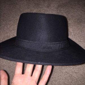 Wide brim hat